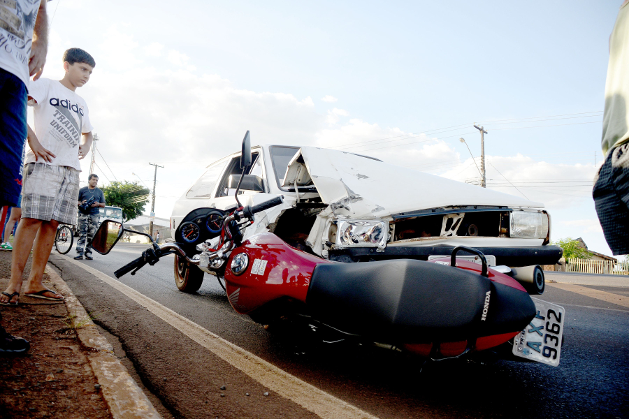 Colisão entre carro e motocicleta deixa motociclista ferido em Lucas do Rio Verde